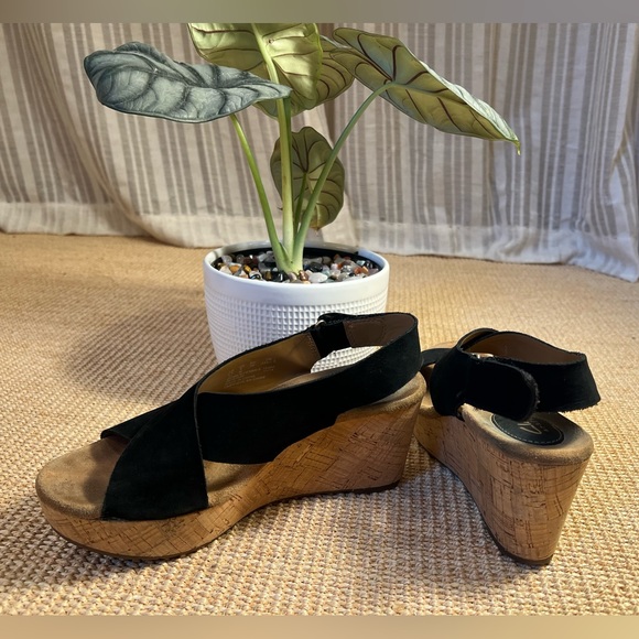 Black, suede Clark’s artisan sandles - Picture 5 of 6